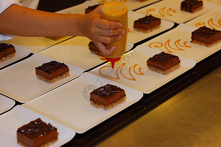 为巧克力蛋糕Louis准备甜点板 十五餐厅巧克力美食焦糖糕点牛奶奶油面粉可可皇家图片