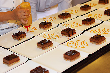 为巧克力蛋糕Louis准备甜点板 十五榛子食物奶油状美食餐厅牛奶巧克力皇家奶油焦糖图片