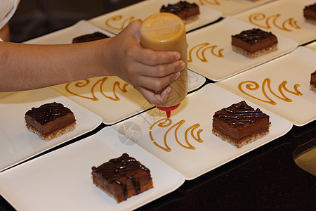为巧克力蛋糕Louis准备甜点板 十五榛子餐厅牛奶可可巧克力糕点奶油状皇家焦糖奶油图片