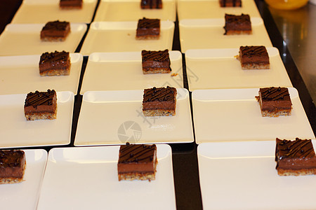 为巧克力蛋糕Louis准备甜点板 十五美食皇家奶油状甜点糕点可可榛子奶油巧克力焦糖图片