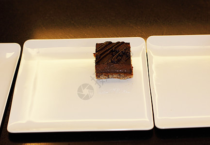 为巧克力蛋糕Louis准备甜点板 十五美食巧克力焦糖糕点甜点皇家食物奶油状面粉榛子图片