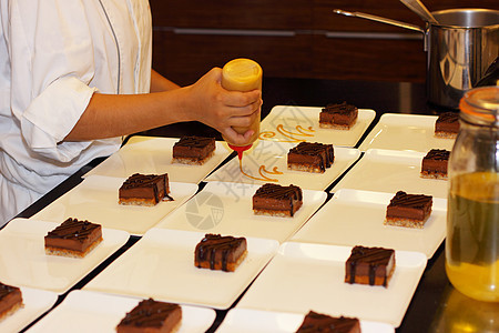 为巧克力蛋糕Louis准备甜点板 十五糕点面粉奶油焦糖皇家巧克力食物美食可可榛子图片