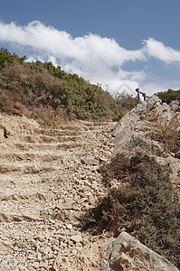 穿过山峰 石碑踏上十字路口风景太阳蓝色石头踪迹楼梯桦木职业爬坡逆境图片