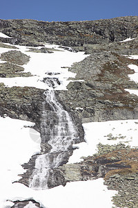 夏季挪威的野生溪流和瀑布植被荒野力量冰川高度蓝色泡沫天空松树岩石图片