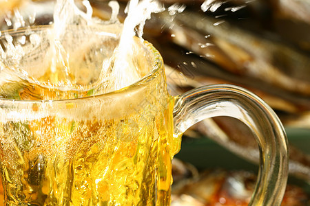 啤酒喷洒镜子琥珀色玻璃反射酒吧干旱冷藏大麦泡沫陶器图片