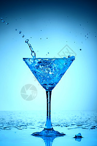 蓝鸡尾花酒杯玻璃酒吧流动反射饮料餐厅咖啡店生活杯子图片