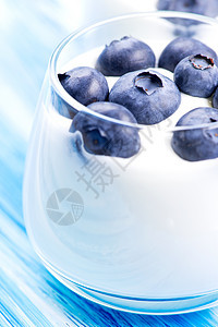 玻璃蓝莓和酸奶图片