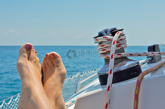 在游艇上放轻松闲暇假期甲板美丽旅行航行女性航海女士海洋图片