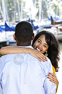 快乐的女人拥抱男人闲暇假期帆船男朋友夫妻港口少数民族微笑幸福黑色图片