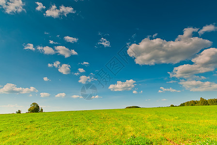 绿地和蓝天空的美丽景色与云彩图片