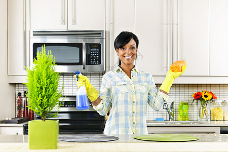 青年妇女清洁厨房清洁剂消毒剂擦洗女佣房子喷雾家务家政海绵台面图片