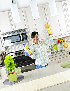 青年妇女清洁厨房喷雾擦洗海绵女性手套管家清洁工台面家政瓶子图片