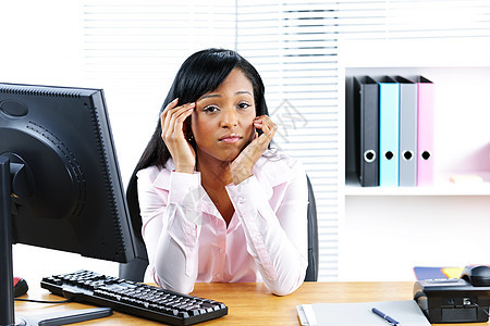 在办公桌旁担心的黑人女商务人士女性工人办公室成人职业员工桌子女孩困扰接待员图片