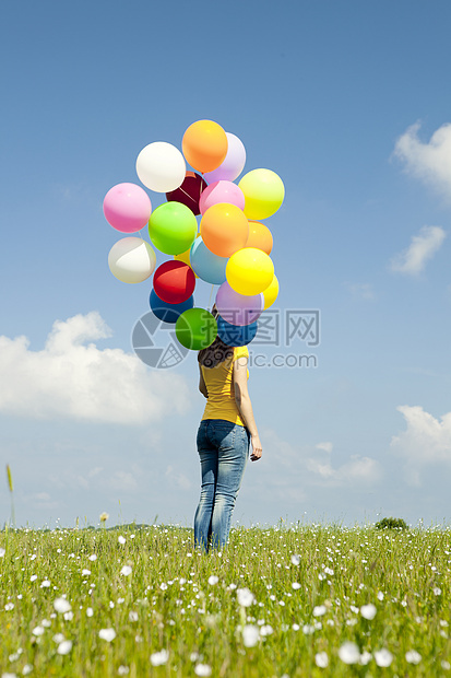 有彩色气球的女孩自由幸福波动成人喜悦天空草地享受快乐女性图片