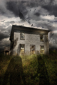 旧的弃屋 有飞鬼鬼屋黑暗房子农场木头壁板栏杆图片