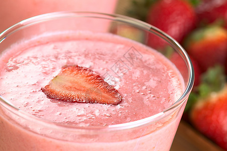 草莓奶昔玻璃照片奶制品食物饮料茶点奶昔浆果红色果汁图片