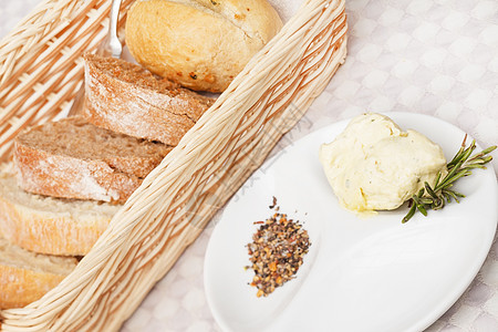 篮子中的面包早餐黄油桌子餐厅营养迷迭香油炸香料食物美食图片