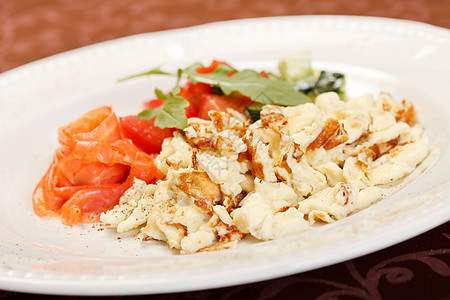 配有鲑鱼和蔬菜的炒蛋食物黄瓜草本植物沙拉美食油炸胡椒午餐英语美味图片