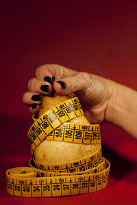带有测量胶带的梨子概念女性食欲一部分女士红色饮食身体厌食症重量图片