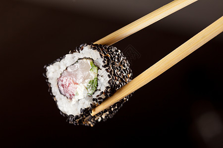 寿司加筷子宏观鳗鱼食物海鲜飞行美食小吃服务鱼片晚餐图片