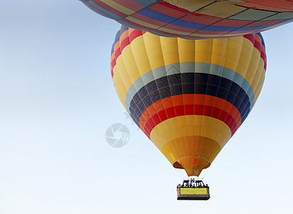 抽象的两颗热空气气球 浅蓝色天空背景图片