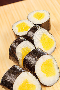 好吃的寿司小吃叶子美食熏制食物海苔午餐木板美味图片