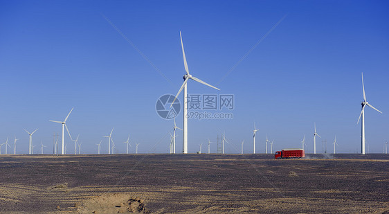 广袤的戈壁沙漠风力风车的新能源图片