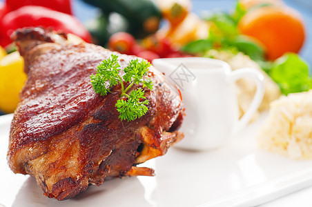 德国原BBQ猪肉指针土豆传统烧烤用餐油炸午餐关节蔬菜食物盘子图片