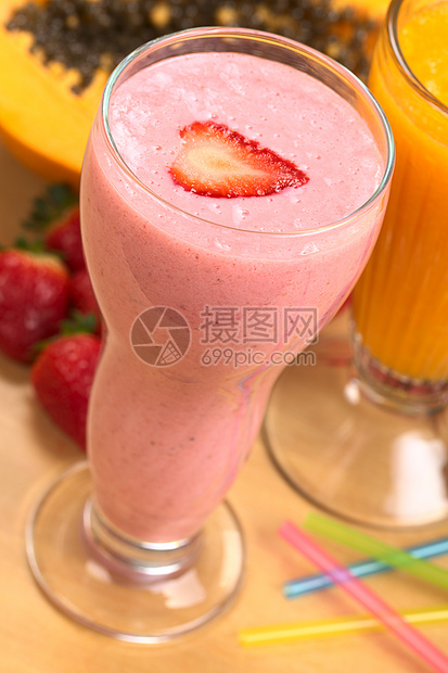 草莓奶昔和木瓜果汁玻璃牛奶奶昔红色健康浆果食物照片茶点水果图片