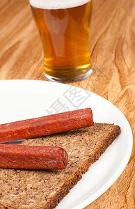 鱼香肠猪肉小吃面包玻璃熏制啤酒香肠图片