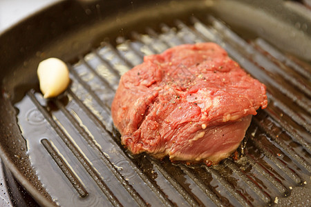 肉片在喷漆板上磨擦火炉美食食谱胡椒餐厅厨师午餐牛扒炒锅猪肉图片