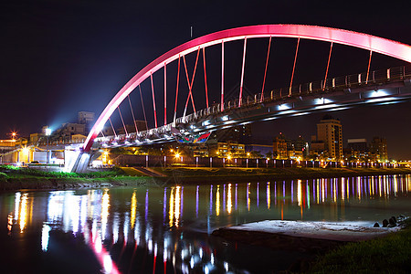 晚上在台北桥戏剧性路口车道反射建筑景观城市运输穿越商业图片