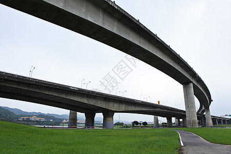 跨越高速公路高地图片