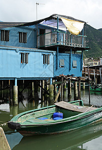 Tai O 渔村 有平板房屋和旧船旅行蓝色天空棚户区钓鱼木头房子窝棚风化住宅图片