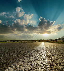接近日落的沥青路天空航程地平线速度运输驾驶场景蓝色风景戏剧性图片