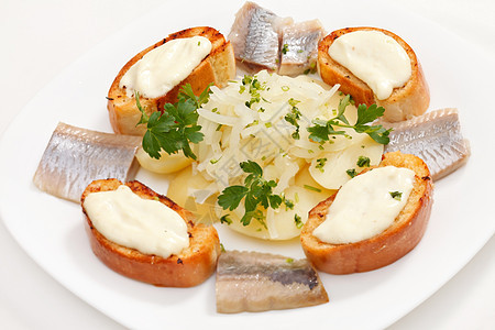 鲱鱼配土豆包子洋葱绿色海鲜奶油盘子美味食物小吃鱼片图片