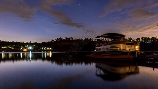 库里夫图湖上空夜幕降临时代天空反射树木丘陵图片