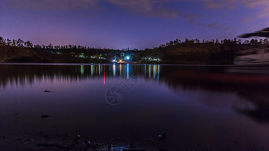 库里夫图湖上空夜幕降临天空树木时代丘陵反射图片
