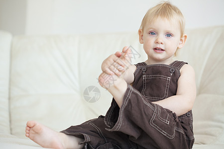 托盘器棕色赤脚女孩卧室褐色婴儿快乐沙发童年衣服图片