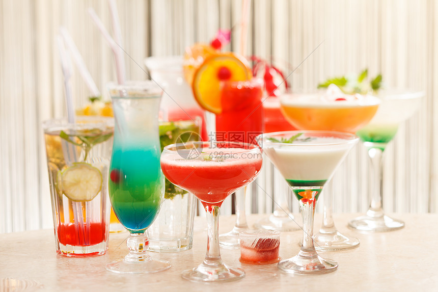 酒吧里鸡尾酒水果柠檬饮料液体红色薄荷绿色玻璃橙子牛奶图片