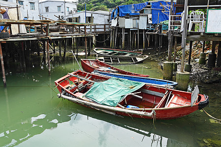 Tai O 渔村 有平板房屋和旧船蓝色窝棚天空钓鱼村庄房子旅行棚户区木头住宅图片