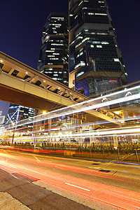 夜间城市的光线小径天际驾驶速度公共汽车汽车运输车辆沥青旅行商业图片