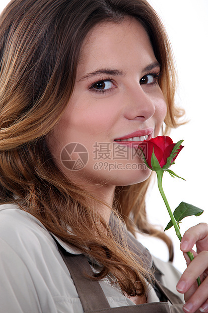 妇女与玫瑰站在一起图片