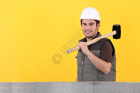 手持锤子的工匠工具安全熟练工男人工人零售商木匠领班修理工微笑图片