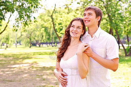 公园里的夫妻情侣手臂环境女士背心欢乐感情小伙子微笑女孩丈夫图片
