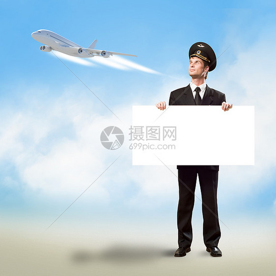 以持有空广告牌的形式进行试点航空男人标语帽子蓝色纸板领导者邮政广告销售图片