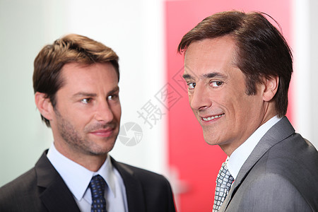 两名商务人士男人棕色销售量套装男性经理白色工作商业办公室图片