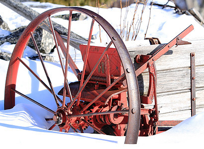 旧农用机械红色车轮图片