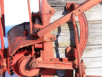 旧农用机械车轮红色图片