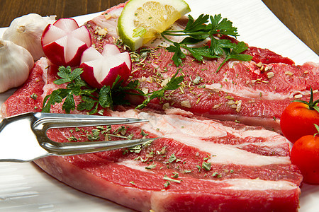 肉肉 生牛肉烹饪花束炙烤牛扒萝卜烧烤洋葱蔬菜百里香胡椒图片